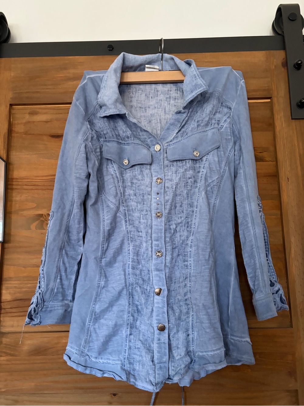 Light Blue Button-Front Women's Shirt Jacket with Decorative Pockets